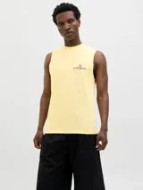 Musculosa sin mangas, color crema, con cuello redondo y calce relajado. Presenta un estampado gráfico en la espalda con texto en francés que hace referencia a Saint-Tropez y una ilustración de una bebida tropical.