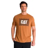 Remera color marrón de manga corta con logo de Caterpillar estampado en el pecho sobre un rectángulo con rayas diagonales negras.