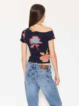 Top de jersey estampado con escote irregular que deja un hombro al descubierto y bordado JCH en el lateral inferior.