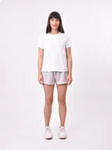 Remera blanca de mangas cortas y corte clásico.
