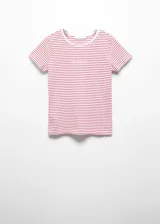 Camiseta blanca con rayas horizontales rojas, cuello redondo y logo estampado en el centro del pecho.
