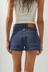 Short color verde militar, con bolsillos laterales y traseros con solapa.