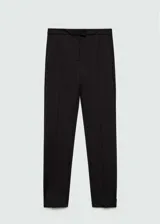 Pantalón negro de vestir, de corte recto, con cierre de cremallera y gancho, tiro medio, trabillas y bolsillos laterales y traseros.