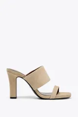 Sandalias mule color beige de gamuza sintética, con doble tira ancha en la parte delantera y tacón alto ancho.