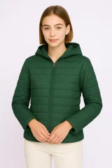 Campera puffer verde oscuro con capucha y cierre frontal.