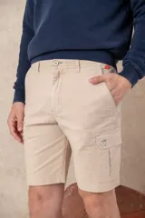 Bermuda color beige con bolsillos cargo laterales y corte a la rodilla.