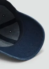 Gorro tipo béisbol de denim azul, sin cierre y con visera.