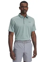 Remera tipo polo de manga corta para hombre, color verde menta con textura de rayas horizontales sutiles. Presenta cuello y tapeta de tres botones. El logo Under Armour se encuentra estampado en tono gris oscuro en el pecho izquierdo.