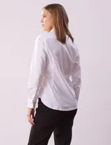 Camisa blanca de algodón, marca Zac & Rachel, con cuello a la base con solapa y escote en V, manga larga con puño y botón.