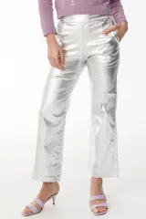 Pantalón plateado de corte recto, tiro medio y pierna ancha.