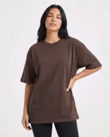 Remerón de manga corta color marrón oscuro, con cuello redondo y corte holgado (oversize).