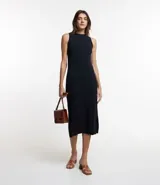 Vestido midi negro de punto acanalado, sin mangas y con cuello alto.