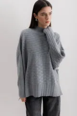 Sweater gris de punto con cuello alto y diseño de líneas horizontales en relieve.