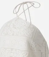 Vestido corto con lazo en el cuello y textura floral.