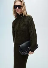 Sweater verde oscuro de punto calado con cuello Perkins, corte recto y mangas largas.