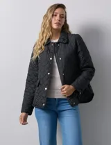 Campera capitoneada negra marca Weatherproof, con cuello con solapa, abertura central con botones metálicos, bolsillos delanteros y forro interno a tono.