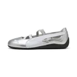 Zapato Puma modelo Speedcat Ballet Metal, color plateado con detalles en blanco y negro. Diseño de ballet con tiras cruzadas y logo de la marca en el lateral.