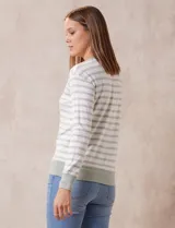 Buzo de modal estampado a rayas horizontales rosas y blancas, con cuello redondo y puños acanalados.