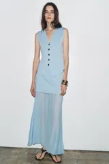 Falda midi celeste con cintura elástica, detalle de tejido combinado plisado y semitransparente.