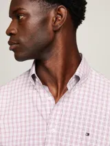 Camisa Tommy Hilfiger de corte regular con estampado de cuadros en tonos rosa y blanco. Confeccionada en algodón elástico, con cuello abotonado, puños redondeados y logo bordado en el pecho.