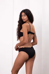 Vedetina de algodón suave color gris con terminaciones fruncidas.