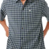 Camisa de manga corta con estampado a cuadros en tonos azul, gris y blanco. Tiene cuello clásico, cierre con botones y un bolsillo en el pecho con logo de la marca.