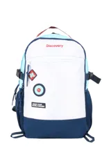 Mochila con diseño en blanco, celeste y azul marino. Cuenta con bolsillos frontales, hebillas de seguridad, porta botellas, sujeción para valija y organizador interno. Incluye parches decorativos y texto bordado.