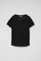 Camiseta negra de manga corta con cuello redondo.