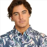 Camisa de manga corta Maui and Sons, con estampado de hojas de palmera multicolor sobre fondo azul.