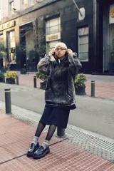 Canguro oversize de denim gris lavado, con capucha, cuello alto con cierre metálico, puños elásticos y bolsillo frontal tipo canguro.