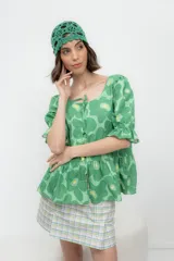 Minifalda de tiro alto con estampado de cuadros en tonos celeste, verde y blanco.