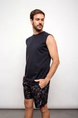 Musculosa negra de corte clásico.