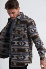 Camisaco de paño con estampado geométrico en tonos marrón, gris y azul.