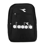 Mochila negra con logo y marca Diadora en blanco en el frente. Presenta un compartimento principal con cierre y un bolsillo frontal con cierre.