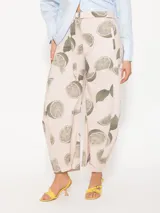 Pantalón tipo babucha confeccionado en poplín con estampado de limones. Presenta cintura con lazo regulable, bolsillos ojal en delantero y espalda, y broches funcionales en los ruedos.