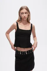 Musculosa color crudo de bretel ancho, corte al cuerpo y escote cuadrado.