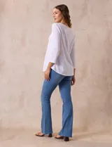 Blusa negra de tejido labrado marca Ruby Rd, con cuello redondo, escote en V y aplique metálico en el escote. Manga tres cuartos.