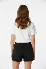 Remera color beige con estampado de cerezas y texto en negro.