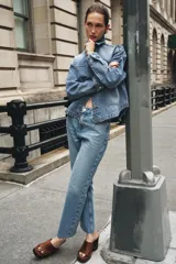 Jeans tobilleros de tiro alto, corte recto, color azul denim con cinco bolsillos y cierre frontal con cremallera y botón metálico.