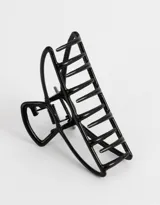 Broche plateado para el pelo con forma geométrica calada.