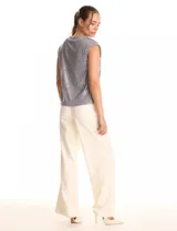 Blusa de lentejuelas color gris, marca Ninety, con escote en V y forro interno a tono. Sin mangas.