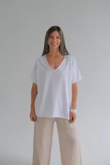 Remera blanca de corte holgado con escote en V y mangas cortas.