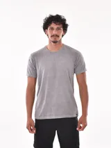 Remera gris de corte clásico y mangas cortas.