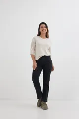 Sweater color beige de tejido de punto, con escote en V y mangas 3/4.