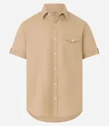 Camisa de hombre de manga corta en lino color blanco, con cuello clásico, botonadura frontal y bolsillo de parche en el pecho. Corte recto.