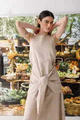 Vestido largo color rojo, sin mangas, con cuello redondo y lazo a la cintura.