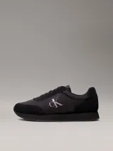 Zapatillas urbanas Calvin Klein, estilo retro runner, color negro con logo CK en el lateral.