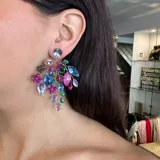 Aros colgantes con cristales Swarovski de colores fucsia, azul, violeta y verde, con ajuste de perforación.