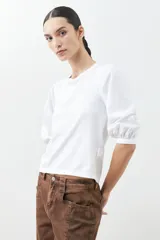 Remera blanca de algodón con mangas cortas abullonadas.