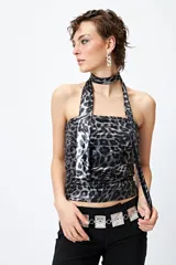 Top strapless color beige con estampado animal print metalizado y pañuelo a tono que se ata al cuello.